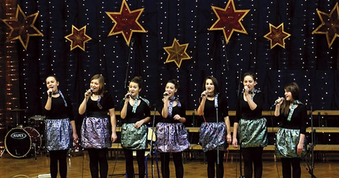 Organizowany od 20 lat Międzynarodowy Festiwal Kolęd i Pastorałek im. ks. Kazimierza Szwarlika w Będzinie jest największą tego typu imprezą w kraju. W eliminacjach w tym roku uczestniczyło ok. 1750 podmiotów wykonawczych,  czyli solistów i zespołów