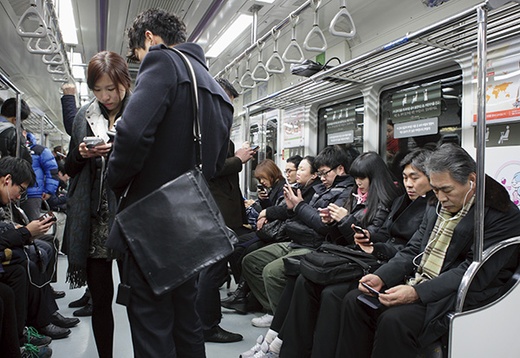 Seul to miasto technologii i tradycji. W metrze czy jakimkolwiek innym publicznym miejscu trudno wypatrzyć osobę, która nie obsługiwałaby telefonu komórkowego albo jakiegoś innego urządzenia elektronicznego 