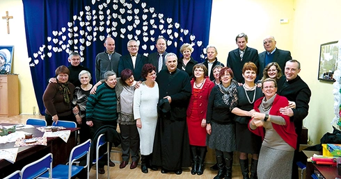  Członkowie wrocławskiej grupy RR  im. kard. S. Wyszyńskiego z proboszczem brochowskiej parafii – ks. kan. Janem Kleszczem (w środku), oraz ks. dr. Piotrem Mrzygłodem – opiekunem wspólnoty 