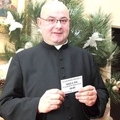 Karteczki, które rozdaje ks. Adam, mają przypominać mężczyznom  o Mszy św., na którą są szczególnie zaproszeni