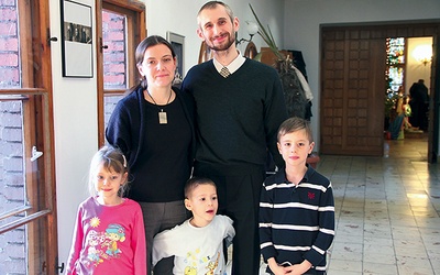 Beata i Miłosz Scelinowie z dziećmi