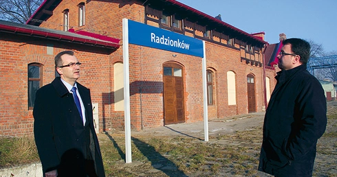 Burmistrz Radzionkowa Gabriel Tobor z szefem Referatu Promocji Jarosławem Wrońskim przed budowanym centrum – dawnym dworcem PKP