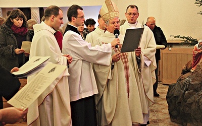  Na zakończenie Mszy św. doradcy wraz z rodzinami diecezji zostali zawierzeni Matce Bożej