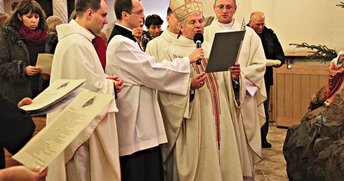 Na zakończenie Mszy św. doradcy wraz z rodzinami diecezji zostali zawierzeni Matce Bożej
