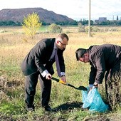 1 października 2013 roku, polscy delegaci zabierają ziemię z Zagłębia Donbas na Górny Śląsk. W tle kopalnia „Rossija” pod miastem Krasnoarmiejsk