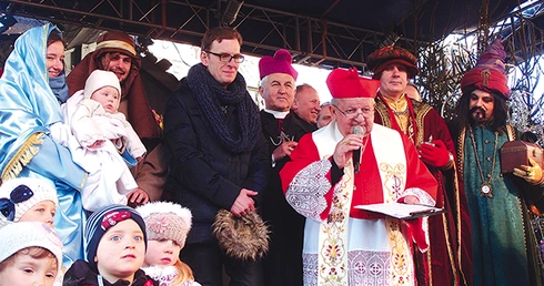 W stajence hołd Dzieciątku  oddali także kard. Stanisław Dziwisz  i bp Jan Szkodoń