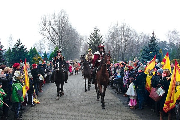  Przed kościołem MB Nieustającej Pomocy w Łowiczu dla Mędrców na koniach utworzono szpaler