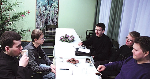  Rozmowa z klerykami w seminaryjnej kawiarence
