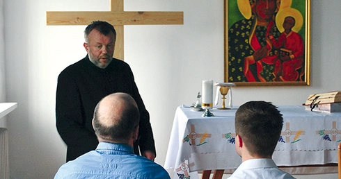 Autorzy listu wraz z kapelanem ks. Mirosławem Flakiem. Dach kaplicy obrazuje niebo, by dać osadzonym poczucie wolności przed Bogiem 
