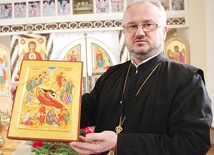 – Wierni trzy razy czynią znak krzyża i całują ikonę Bożego Narodzenia – wyjaśnia ks. prot. dr Dariusz Ciołka