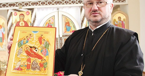 – Wierni trzy razy czynią znak krzyża i całują ikonę Bożego Narodzenia – wyjaśnia ks. prot. dr Dariusz Ciołka