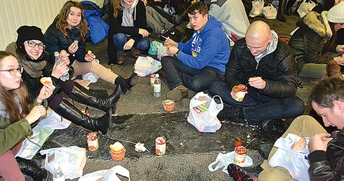  Kolacja na hali podczas pierwszego dnia pobytu na spotkaniu Taizé