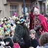  Król Melchior pozdrawia uczestników orszaku