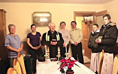 Już wszystko gotowe, na stole z odświętnym obrusem krzyż, zapalone świece i woda święcona – rodziny z uśmiechem witają swojego proboszcza, ks. Tomasza Horaka.