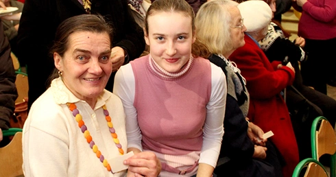  Barbara (z lewej) z chorobą Little’a żyje od 50 lat. – Można się przyzwyczaić i żyć normalnie – mówi