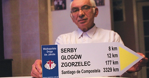 Marian Hawrysz pokazuje najnowszy pomysł oznakowania szlaków – tabliczki dystansowe