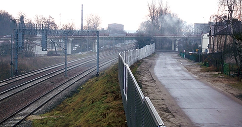 Modernizowana linia kolejowa w Ciechanowie – po dawnym przejeździe na ul. Fabrycznej nie ma już śladu. W tym miejscu stanęły ekrany dźwiękoszczelne