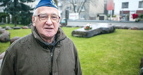 Henryk Rowicki dyżuruje  przy grobie od blisko 29 lat 