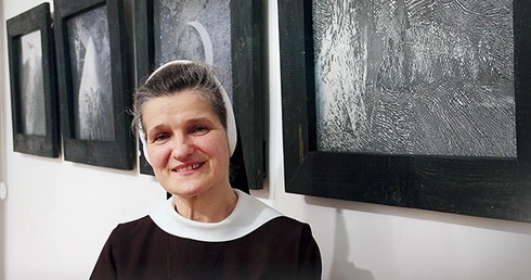 Siostra Natanaela swoją wiarę przekłada na rzeźbę i grafiki. „Stopy przybite do krzyża” – to artystyczna wizja zakonnego ślubu posłuszeństwa