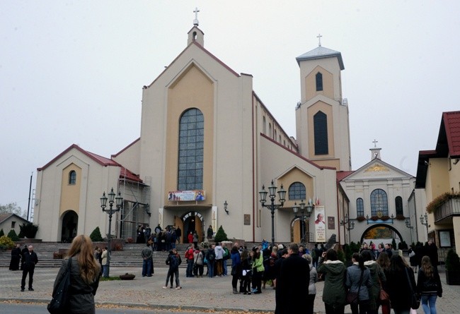 Sanktuarium w ciągu roku jest celem wielu pielgrzymek