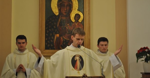 Ks. Piotr Błoński dziękuje za dar powołania kapłańskiego w czasie Mszy św. prymicyjnej w seminarium