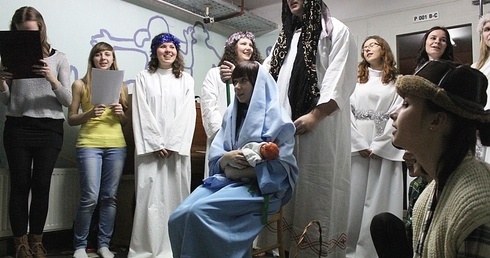 Aniołowie z kolorowymi paznokciami