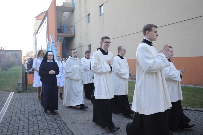 Procesja z seminarium do kościoła