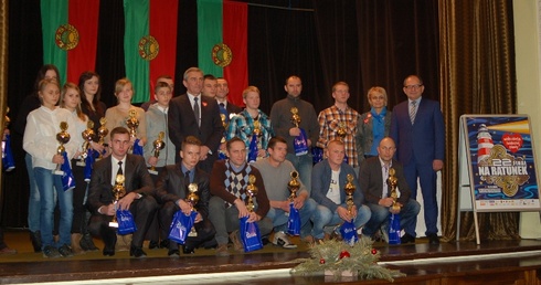 Wyróżniający się sportowcy z powiatu skierniewickiego otrzymali puchary, odznaki i listy gratulacyjne