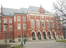  Na jubileusz odnowiono gmach Collegium Novum, siedzibę władz uczelni, włącznie z dachem, na którym blachę zastąpiono kamiennym łupkiem