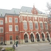  Na jubileusz odnowiono gmach Collegium Novum, siedzibę władz uczelni, włącznie z dachem, na którym blachę zastąpiono kamiennym łupkiem