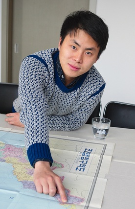 Lim Chol, Koreańczyk, który uciekł z Korei Północnej, pokazuje na mapie, gdzie mieszkał 