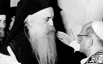 Atenagoras I i Paweł VI w braterskim uścisku podczas  historycznego spotkania na Górze Oliwnej 5 stycznia 1964 roku