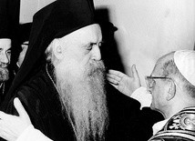 Atenagoras I i Paweł VI w braterskim uścisku podczas  historycznego spotkania na Górze Oliwnej 5 stycznia 1964 roku