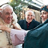 Papież Franciszek od początku pontyfikatu skraca dystans  do ludzi. Na zdjęciu: papieska wizyta w jednej z parafii w Rzymie