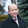 Konstanty Radziwiłł jest lekarzem rodzinnym, doktorem nauk medycznych. W latach 2001–2010 był prezesem Naczelnej Izby Lekarskiej, a w latach 2010–2012 prezydentem Stałego Komitetu Lekarzy Europejskich. Jest też wiceprezesem Związku Dużych Rodzin „3+”