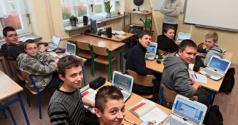 Komputer w edukacji jest tylko narzędziem, którego trzeba używać z umiarem – twierdzą specjaliści 