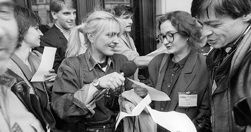  Agnieszka Kublik (pierwsza z lewej), Tomasz Lis  i Monika Olejnik również są bohaterami „Resortowych dzieci”. Zdjęcie z 1991 roku