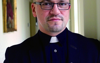 Ks. Jarosław Kamiński zaprasza na strony internetowe, które towarzyszą diecezjalnej kampanii promującej adopcję