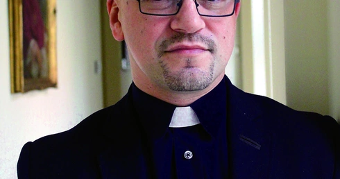 Ks. Jarosław Kamiński zaprasza na strony internetowe, które towarzyszą diecezjalnej kampanii promującej adopcję