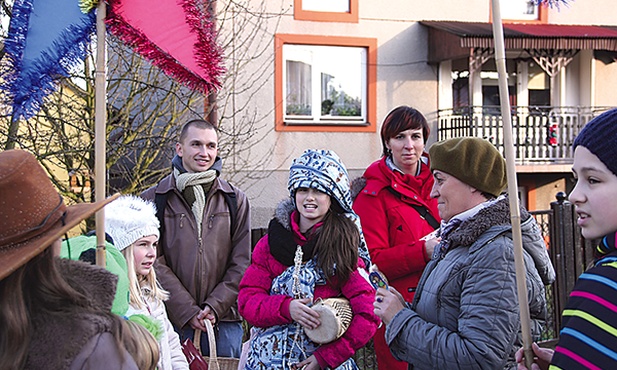 Kolędnicy misyjni w Bobrownikach wraz z Ruslanem i Ewą