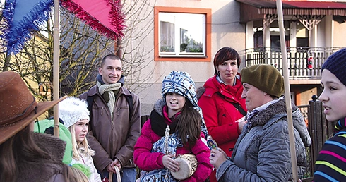 Kolędnicy misyjni w Bobrownikach wraz z Ruslanem i Ewą
