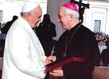 Biskup Andrzej F. Dziuba 8 stycznia spotkał się z ojcem świętym Franciszkiem, który pobłogosławił także korony dla Matki Bożej z Suserza