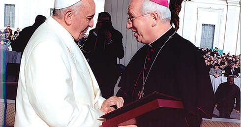 Biskup Andrzej F. Dziuba 8 stycznia spotkał się z ojcem świętym Franciszkiem, który pobłogosławił także korony dla Matki Bożej z Suserza