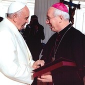 Biskup Andrzej F. Dziuba 8 stycznia spotkał się z ojcem świętym Franciszkiem, który pobłogosławił także korony dla Matki Bożej z Suserza