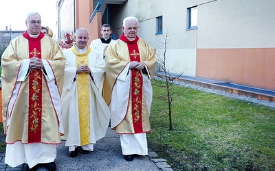 Kapłani asystujący biskupowi nominatowi: ks. infułat Helmut Sobeczko i ks. prałat Ginter Żmuda 