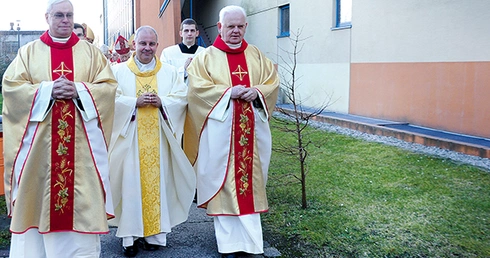 Kapłani asystujący biskupowi nominatowi: ks. infułat Helmut Sobeczko i ks. prałat Ginter Żmuda 