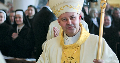  Bp Rudolf Pierskała błogosławi i pozdrawia wiernych zgromadzonych na uroczystości 