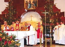 Biskup Roman Pindel  podczas prymicji w wadowickim kościele św. Piotra Apostoła