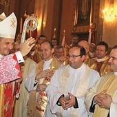 Podczas udzielania pierwszego biskupiego błogosławieństwa