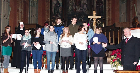 Zespół i Tadeusz Czerniawski podczas jubileuszowego koncertu
